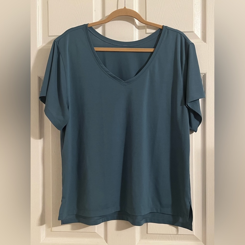 🍋 Lululemon Love V-Neck Split Hem T-shirt